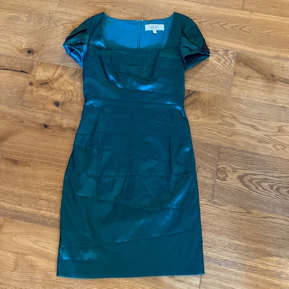 Badgley Mischa Collection emerald green dress with black appliqué sleeve - Picture 3 of 10